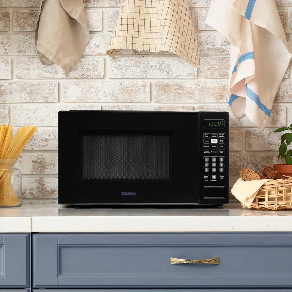 Danby 17-inch, 0.7 cu.ft. Countertop Microwave Oven with 6 Auto Cook Options DBMW0721BBB IMAGE 6