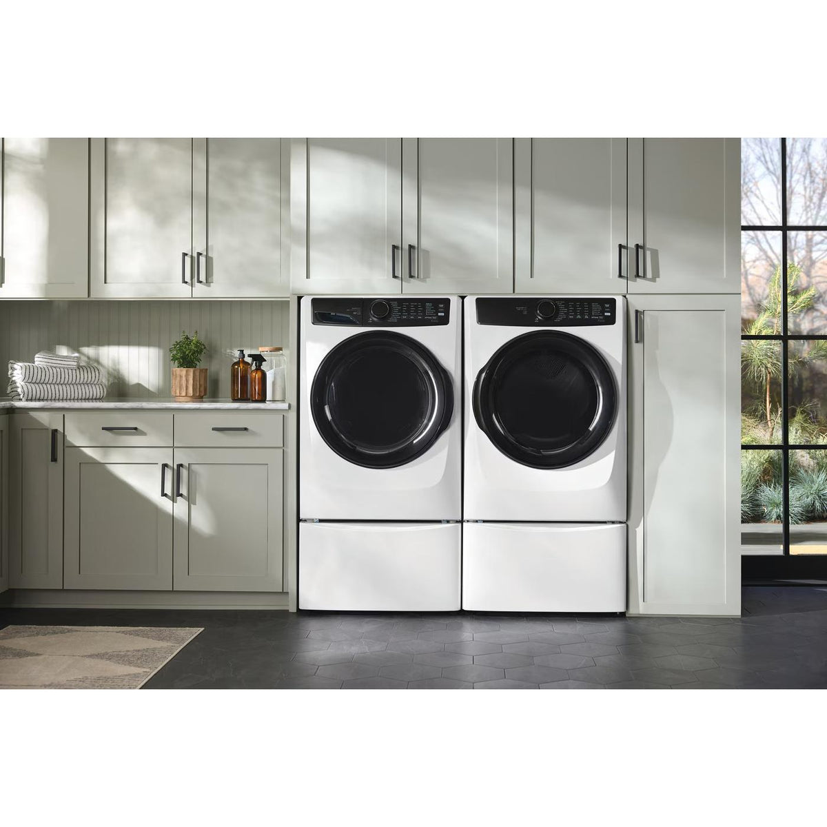 Electrolux 8.0 cu. ft. Front Load Perfect Steam™ Gas Dryer with Balanced Dry™ ELFG7738AW IMAGE 10