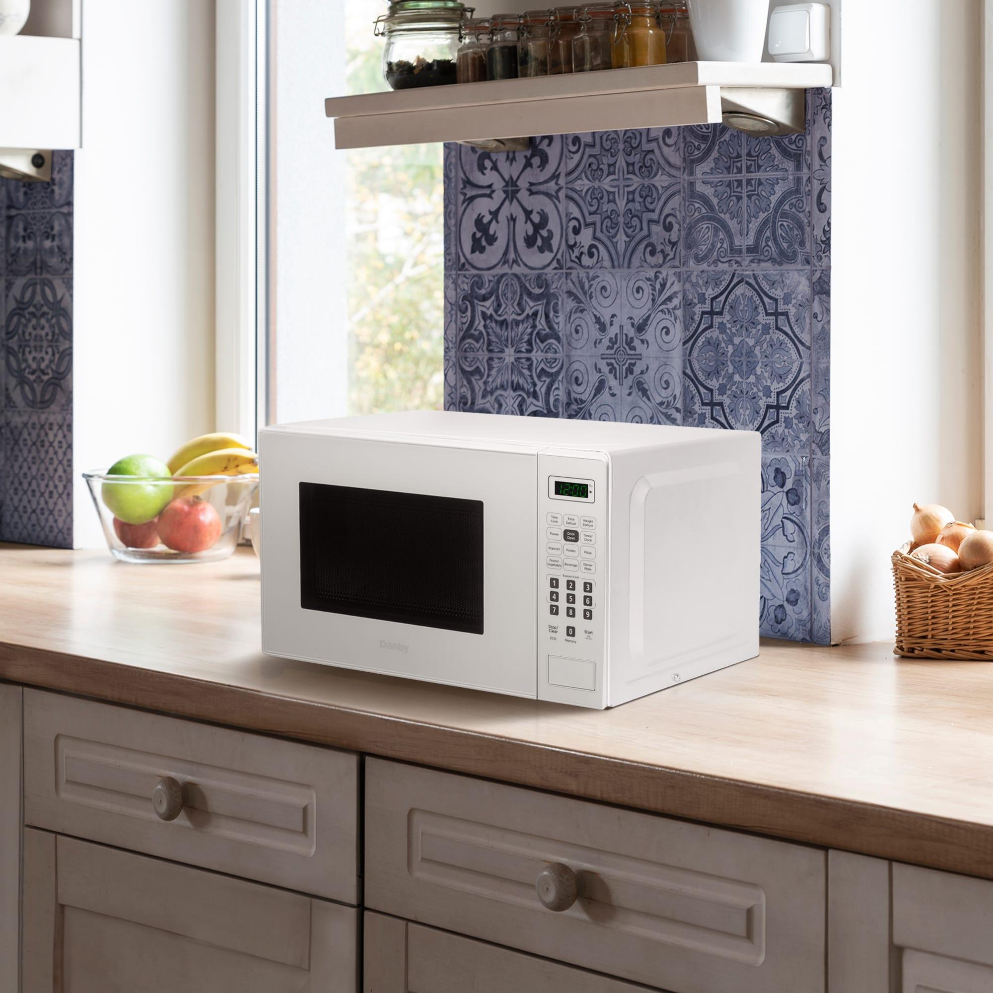 Danby 17-inch, 0.7 cu.ft. Countertop Microwave Oven with 6 Auto Cook Options DBMW0721BWW IMAGE 7